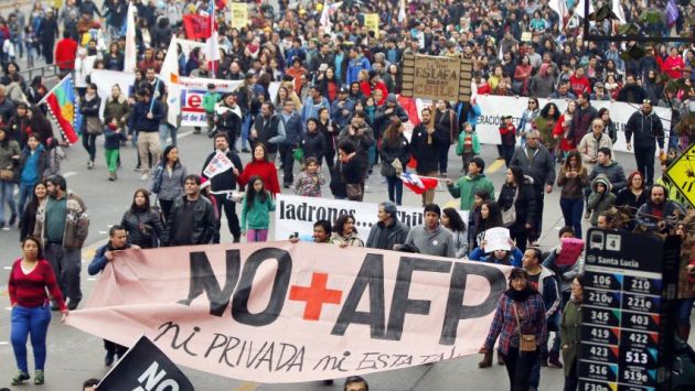 Chilenos desafían al Gobierno con multitudinaria marcha contra las AFP. (EFE)
