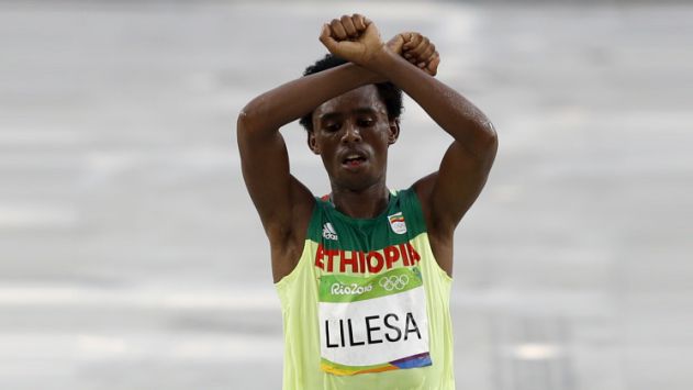 Feyisa Lilesa logró la medalla de bronce en Río 2016. (AFP)