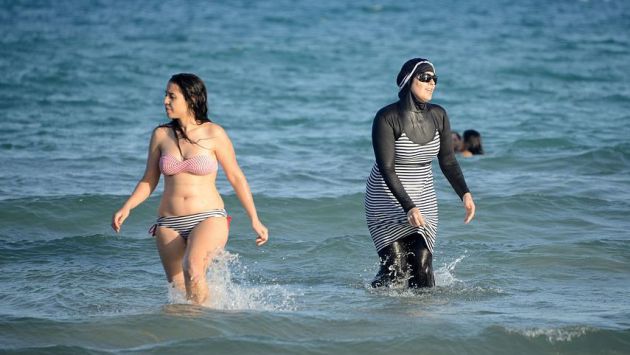 En las playas de Francia, y otros países de Europa, es común ver a mujeres musulmanas usando burkini. (AFP)
