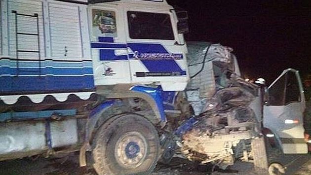 Choque entre camión y combi en Juliaca (Puno) dejó 14 muertos. (Diario Correo)