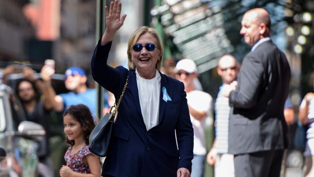 Hillary Clinton tuvo que dejar la ceremonia en Nueva York tras sentir malestares por ola de calor. (AP)