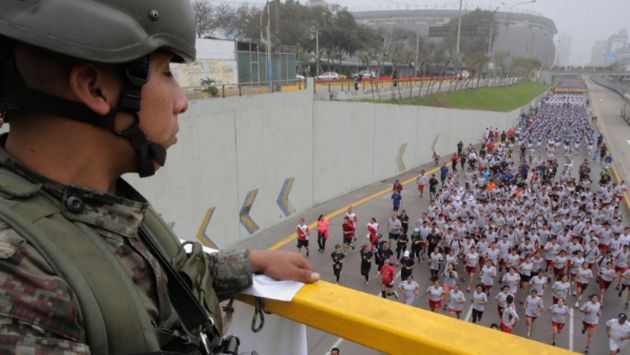 Miles de personas participaron en carrera por aniversario de las Fuerzas Armadas. (Andina)