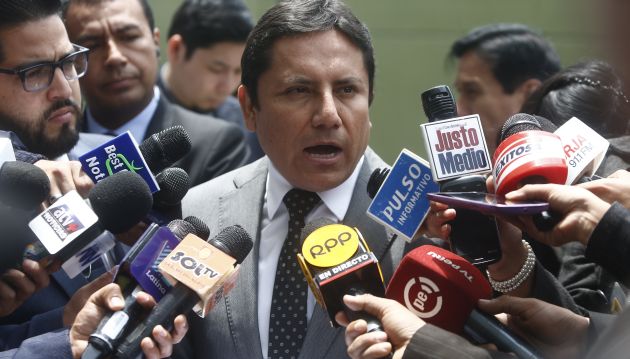 Elías odríguez señaló que no leyó la exposición de motivos de las propuestas porque confió en el trabajo de su equipo. (Perú21)
