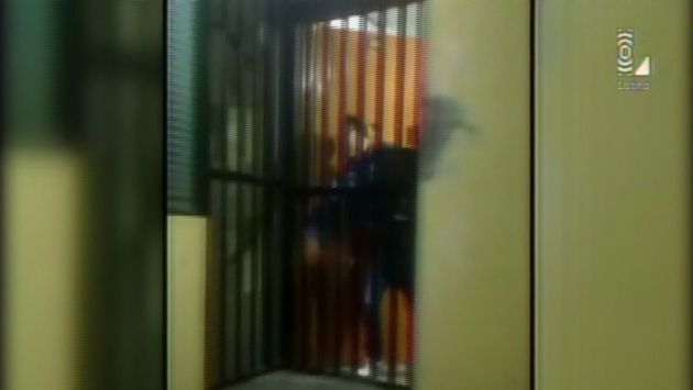 Una grabación muestra al hombre tratando de entrar a la casa de la mujer a la fuerza. 
