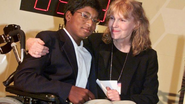 Mia Farrow sufre por la muerte de uno de sus hijos. (AP)