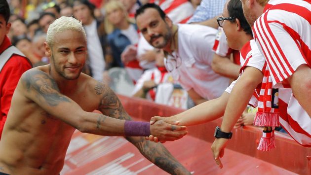 Neymar y su noble gesto que mereció el aplauso de los hinchas de Sporting Gijón. (EFE)