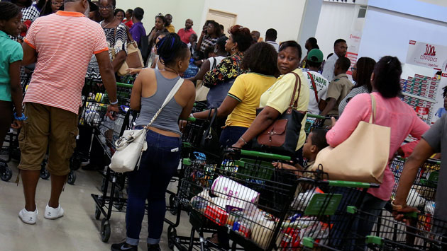 En Kingston, Jamaica, las personas se preparan compran provisiones ante la inminente llegada del Huracán Matthew. (Reuters)