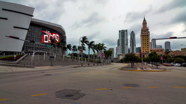 La tormenta más poderosa de los últimos diez años ha dejado el centro de Miami, Florida, vacío. (AFP)