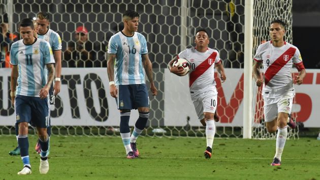Argentina cayó hasta la zona de repechaje tras el empate obtenido contra Perú en la noche del último jueves. (AFP)