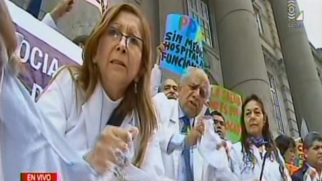 Médicos de Hospital Loayza lavaron mandiles en protesta contra la corrupción. (Latina)