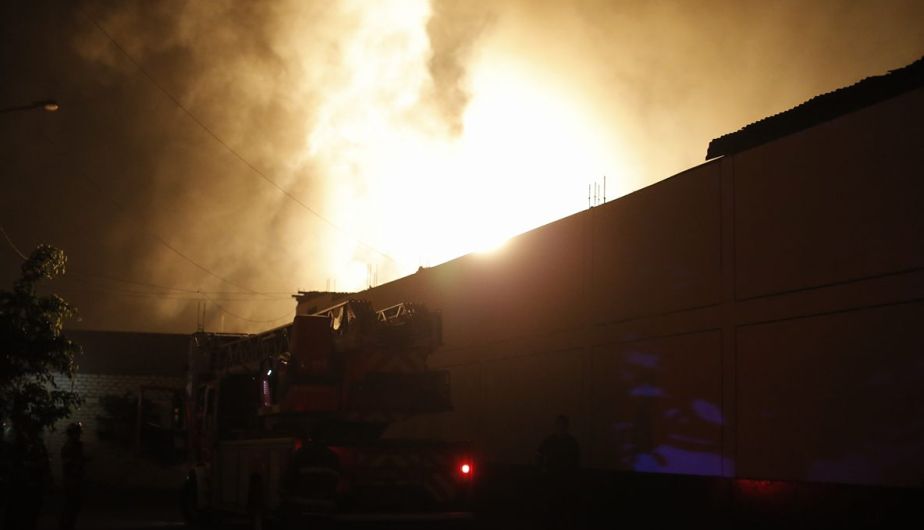 Cuerpos de bomberos fallecidos en incendio son retirados [Fotos y video]