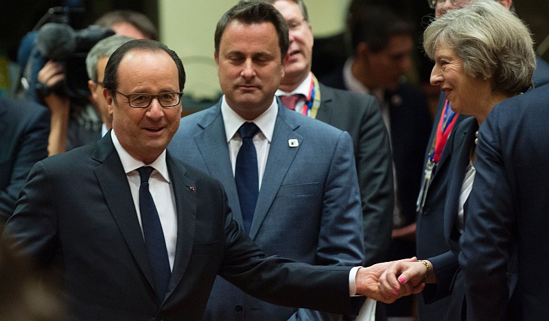 Si Theresa May quiere un 'Brexit' duro, la negociación será dura, dijo Hollande. (AFP)