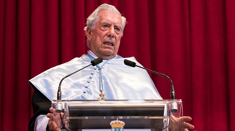 Vargas Llosa fue investido doctor Honoris Causa por la Universidad de Burgos. (AFP)