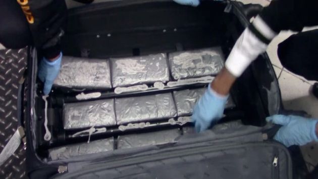 La técnica habitual es esconder la droga en una maleta de doble fondo. (AFP)
