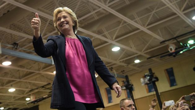 Hillary Clinton, además, cuenta con el apoyo de las mujeres con un 55%, frente al 35% que apoya a Donald Trump. (AFP)