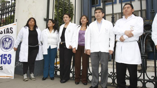 "La medida será acatada por unos 20 mil médicos nombrados y 7,000 mil residentes", dijo el doctor Godofredo Chávez. (USI)