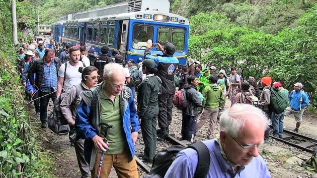Pobladores y turistas bloquearon vía férrea a Machu Picchu por falta de pasajes. (Andina)