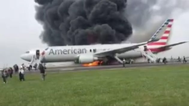 Avión de American Airlines se incendió minutos antes de despegar, pero no hubo ninguna víctima mortal. (EFE)