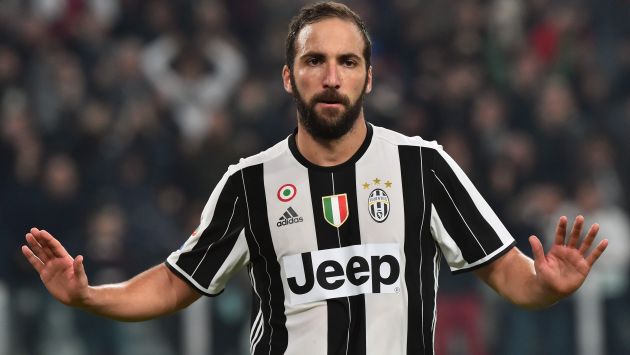 Gonzalo Higuaín le dio la victoria a Juventus 2-1 sobre Napoli, pero no celebró. (AFP)