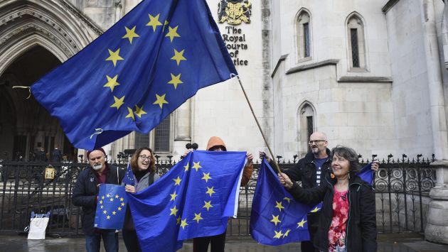Ciudadanos pro Unión Europea a la salida del Tribunal de Londres. (EFE)