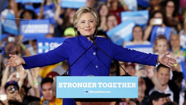 Hillary Clinton mantiene una ventaja de tres puntos frente a Trump en reciente encuesta. (AP)