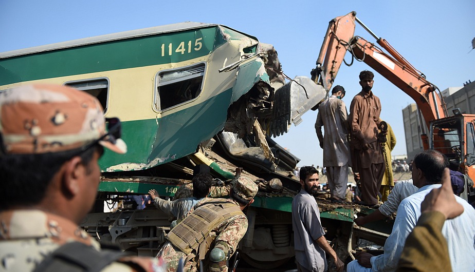 Al menos 21 muertos y decenas de heridos por choque de trenes en Pakistán. (AFP)