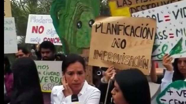 La congresista Marisa Glave acompañó a los estudiantes en la protesta contra la construcción del bypass. (Captura / UDEAL)