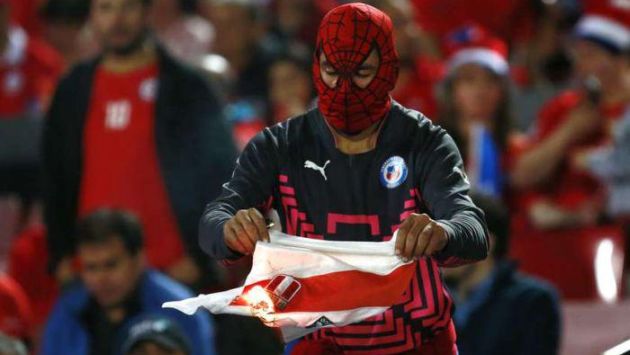 FIFA sancionó a Chile por los cánticos racistas en el partido ante Perú. (USI)