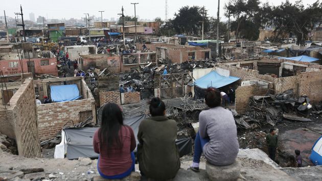 Vecinos afectados por incendio en Cantagallo miran desde las alturas el desastre tras el incendio. (Piko Tamashiro)