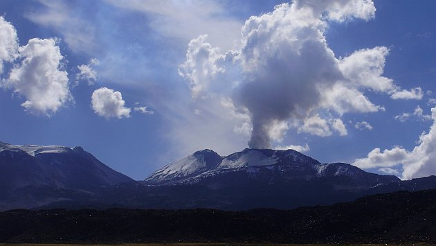 Se han registrado dos explosiones en el volcán Sabancaya en las últimas horas. (Heiner Aparicio/Perú21)