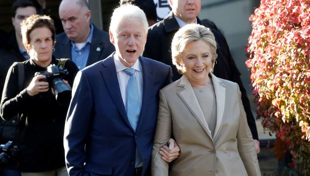 Hillary Clinton y su esposo, el esposo el expresidente Bill Clinton fueron juntos a votar en Nueva York. (REUTERS)