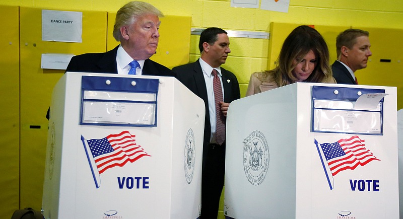 Donald Trump no puede evitar ver por quién votó su esposa, Melania. (Reuters)