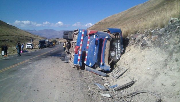 Tres muertos y al menos 13 heridos dejó el despiste de bus interprovincial en Huaraz. (@JpPoma)