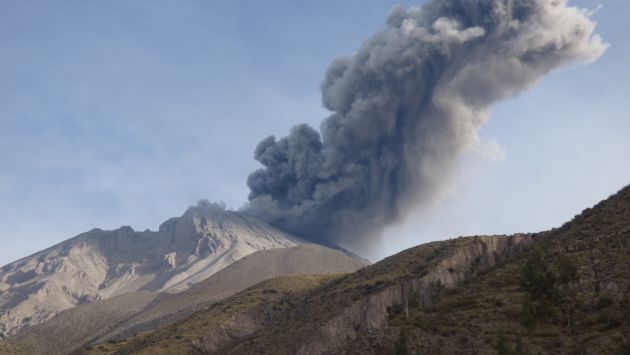 El volcán Ubinas asusta. (Perú21)
