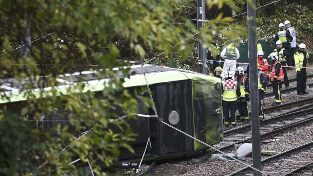 Siete muertos y 50 heridos al descarrilar un tren. (Reuters)