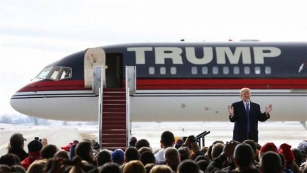 Donald Trump ofrece avión privado para que famosos migren, afirma gobernador republicano en tono de broma.