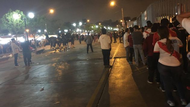 Cientos de personas denunciaron que no pudieron ingresar al Estadio Nacional pese a tener entradas. (Leonardo Sánchez)