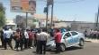 Taxi se atascó en un forado que se abrió en medio de una pista en Tacna