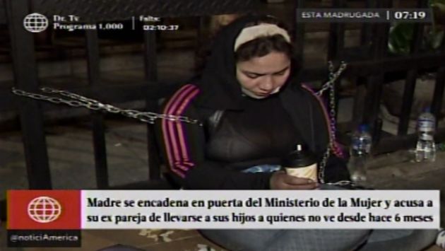 Mujer se encadenó en la puerta del Ministerio de la Mujer y pidió ayuda para recuperar a sus hijos. (Captura de video)
