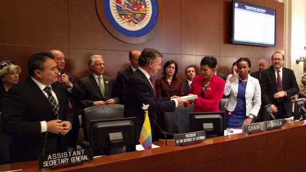 Juan Manuel Santos entregó el texto del nuevo acuerdo de paz a la integrantes de la OEA. (OEA)