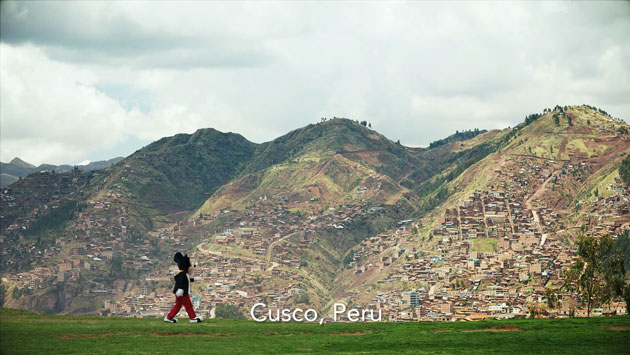 Mickey Mouse paseando por Cusco. (Captura / Disney)