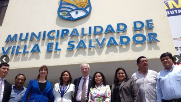 El ministro de Asuntos Exteriores de Canadá, Stéphane Dion, visitó el distrito de Villa el Salvador, para apoyar el proyecto social. (Andina)