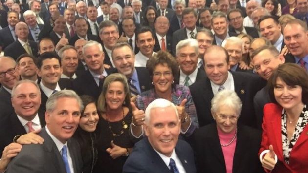 Selfie del Partido Republicano fue calificado como “el selfie más blanco de todos los tiempos”. (@SeanMcElwee)