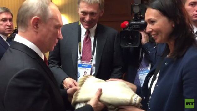 Vladimir Putin recibió chompa de mujer que fue detenida al intentar dársela. (RT)