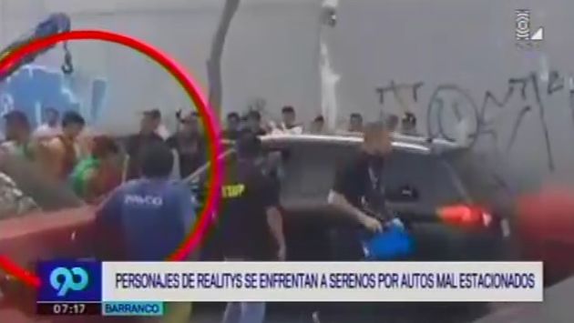 Integrantes de ‘Combate’ se enfrentaron a serenos de Barranco para evitar que se lleven sus autos al depósito. (Captura de video)