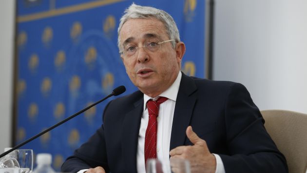 Se enfrenta Álvaro Uribe dice que el Gobierno prefirió la imposición. (EFE)