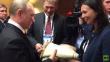 Vladimir Putin recibió chompa de mujer que fue detenida al intentar dársela  [Video]