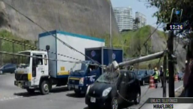 Conductor se salvó de morir tras caer un poste de telefonía sobre su carro en la Costa Verde.