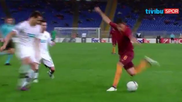 Diego Perotti marcó un golazo de ‘rabona’ en la Europa League. (Captura)
