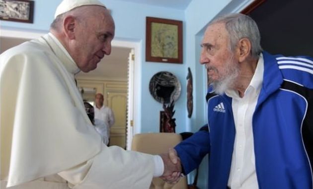 El Papa Francisco se reunió en 2015 con el ex presidente de Cuba, Fidel Castro durante su visita a La Habana (Archivo). 